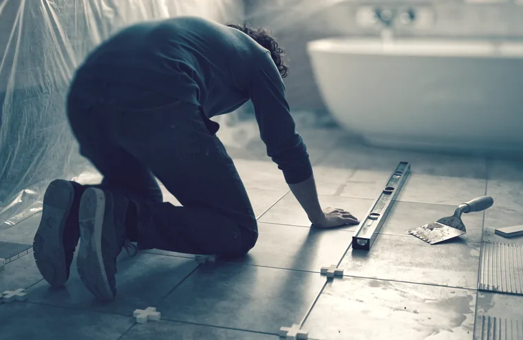Une intervention de carrelage et faïence en cours.